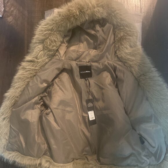 Fashion Nova Women’s Faux Fur Cropped Coat – Size Large New - Picture 6 of 12